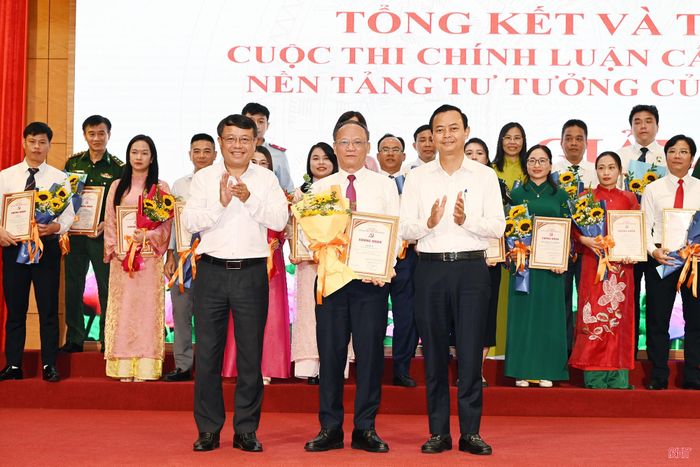 Các đồng chí lãnh đạo tỉnh trao giải A cho tác giả Thái Văn Sinh - Chi hội Nhà báo Tạp chí Hồng Lĩnh.