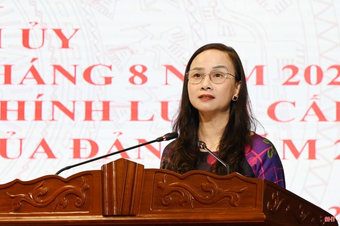 Đồng chí Đặng Thị Quỳnh Diệp - Phó Trưởng ban Thường trực Ban Tuyên giáo và Dân vận Tỉnh ủy, Phó Trưởng ban Tổ chức Cuộc thi báo cáo tại hội nghị.