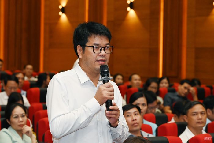 Các nhà báo phát biểu thảo luận, kiến nghị tại hội nghị.
