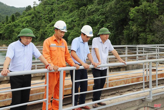 Ông Trần Đức Thịnh - Chi cục trưởng Chi cục Thủy lợi, Chánh Văn phòng thường trực Chỉ huy phòng, chống thiên tai tỉnh (ngoài cùng bên phải) trực tiếp chỉ đạo buổi diễn tập.