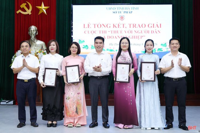 Tại buổi lễ, Ban Tổ chức đã trao giải cho 4 tập thể gồm: UBND phường Sông Trí, Công ty TNHH Khánh Thịnh Phát Land (phường Hoành Sơn), Công ty TNHH MTV Lâm nghiệp và Dịch vụ Hương Sơn (xã Sơn Tây), Công ty TNHH Xây dựng, Thương mại và Dịch vụ Hòa Cường (phường Sông Trí).