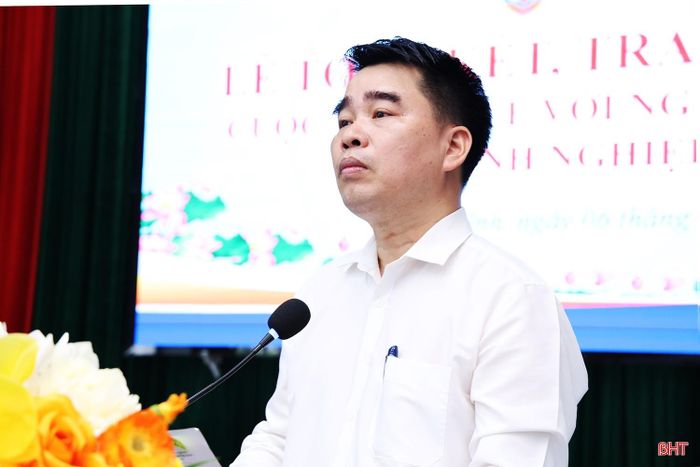 Phát biểu khai mạc buổi lễ, Phó Giám đốc Sở Tư pháp Đinh Văn Hồng cho biết: Cuộc thi trực tuyến “Thuế với người dân và doanh nghiệp” năm 2026 do Sở Tư pháp phối hợp các cơ quan, đơn vị trên địa bàn tỉnh tổ chức từ ngày 26/5 - 9/6. Sau 2 tuần triển khai, cuộc thi đã thu hút hơn 156.000 lượt người tham gia. Trong đó, hơn 16.000 bài thi đạt từ 12 - 14 câu trở lên; trên 8.400 bài đạt điểm tuyệt đối. Kết quả cho thấy sức lan tỏa của hình thức phổ biến pháp luật trực tuyến, góp phần cập nhật các chính sách thuế mới, nâng cao ý thức để người dân và doanh nghiệp hiểu đúng, làm đúng, chủ động tuân thủ pháp luật.