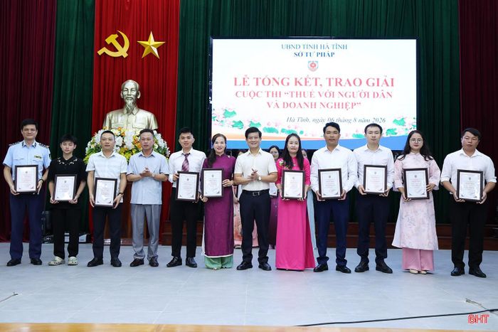 Ban Tổ chức trao 10 giải khuyến khích, 3 giải ba, 2 giải nhì.