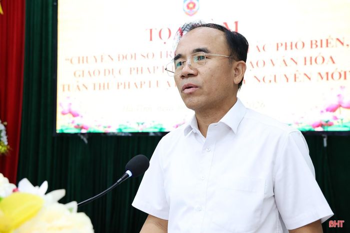 Tại buổi tọa đàm, đại biểu tập trung trao đổi về những kết quả, khó khăn và giải pháp đẩy mạnh chuyển đổi số trong công tác phổ biến, giáo dục pháp luật; qua đó đa dạng hóa hình thức tuyên truyền, nâng cao khả năng tiếp cận thông tin pháp luật chính thống và góp phần xây dựng văn hóa tuân thủ pháp luật trong xã hội. (Trong ảnh: Phó Trưởng ban Tuyên giáo và Dân vận Tỉnh ủy Bùi Quang Hoàn tham luận về "Tăng cường sự lãnh đạo của Đảng trong đổi mới công tác tuyên truyền, phổ biến, giáo dục pháp luật gắn với xây dựng văn hóa, tuân thủ pháp luật và chuyển đổi số trên địa bàn tỉnh").