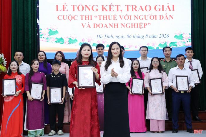 Ban Tổ chức trao giải nhất cho chị Đoàn Thị Mỹ - đại diện Công ty Cổ phần Tập đoàn Hoành Sơn (phường Bắc Hồng Lĩnh).