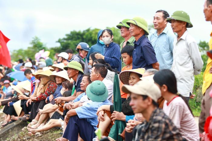 Đông đảo khán giả tập trung cổ vũ cho các đội đua. Đây không chỉ là sân chơi lành mạnh, bổ ích mà còn góp phần tăng cường tinh thần đoàn kết, giao lưu giữa các thôn trên địa bàn.