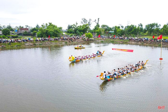 Giải đua thuyền xã Thạch Khê năm 2026 được tổ chức tại hồ Hữu Ngạn (thôn Đồng Giang) thu hút 7 đội đua với 140 VĐV tham gia. Các đội đua tranh tài một lượt vòng loại với cự ly đua 2 km. 4 đội có thời gian thi đấu ngắn nhất ở vòng này sẽ giành quyền vào đua vòng bán kết, tiếp đó là chung kết.