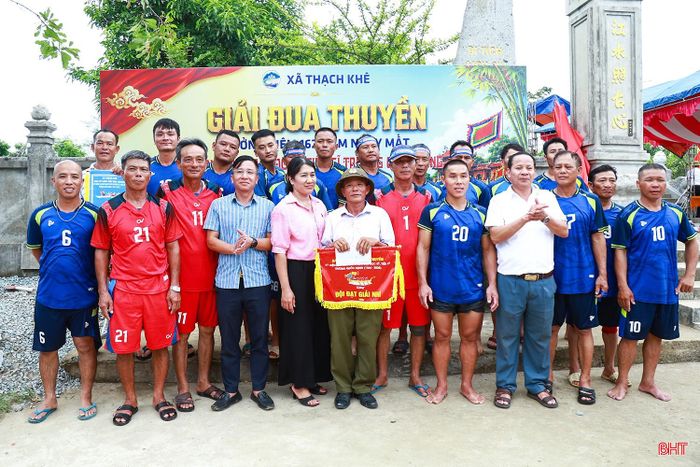 Trao giải nhì cho đội Đồng Giang.