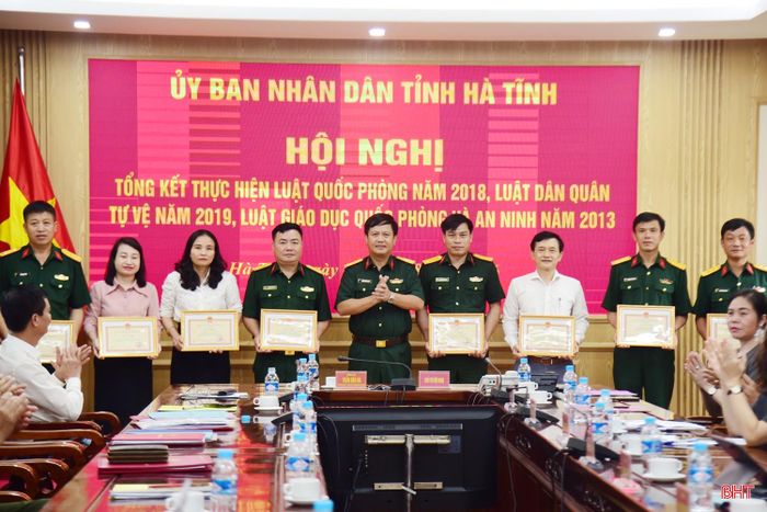 Bộ CHQS tỉnh tặng giấy khen cho 5 tập thể và 6 cá nhân có thành tích xuất sắc trong việc đưa các luật vào thực tiễn hiệu quả.