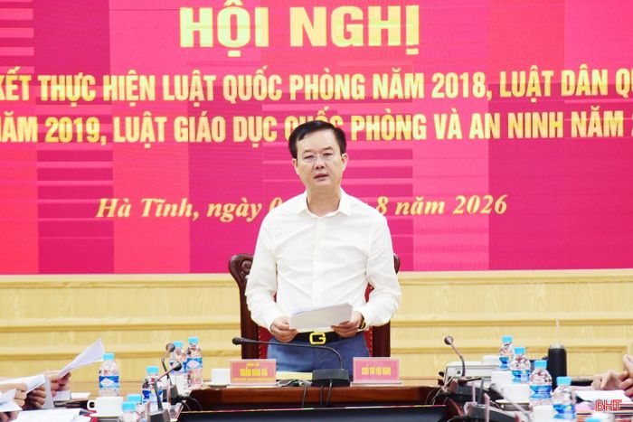 Phó Chủ tịch Thường trực UBND tỉnh Hà Tĩnh Trần Báu Hà tham gia tham luận.