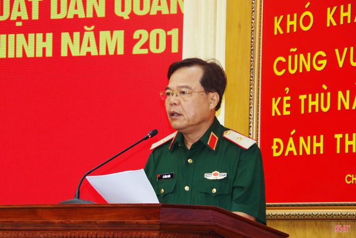 Thiếu tướng Lê Hồng Nhân - Phó Tư lệnh, Tham mưu trưởng Quân khu 4 kết luận, chỉ đạo hội nghị.