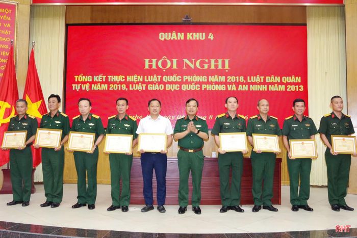 Dịp này, Bộ Tư lệnh Quân khu 4 đã tặng bằng khen cho 5 tập thể và 5 cá nhân có thành tích xuất sắc trong thực hiện Luật Quốc phòng năm 2018, Luật DQTV năm 2019 và Luật Giáo dục quốc phòng và an ninh năm 2013.