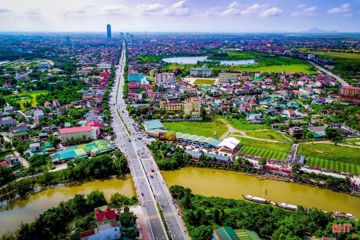  Một góc đô thị trung tâm phường Thành Sen, Hà Tĩnh nhìn từ sông Phủ. Ảnh: Huy Tùng. 