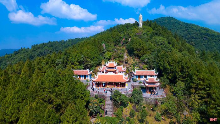 Chùa Hương Tích trên đỉnh núi Hồng Lĩnh được mệnh danh là "Hoan Châu đệ nhất danh lam".