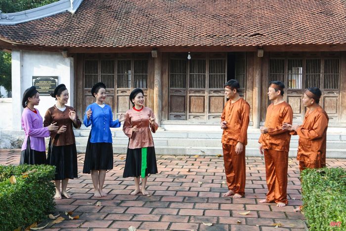Các nghệ nhân biểu diễn dân ca ví, giặm trong khuôn viên Khu lưu niệm Đại thi hào Nguyễn Du (xã Tiên Điền).