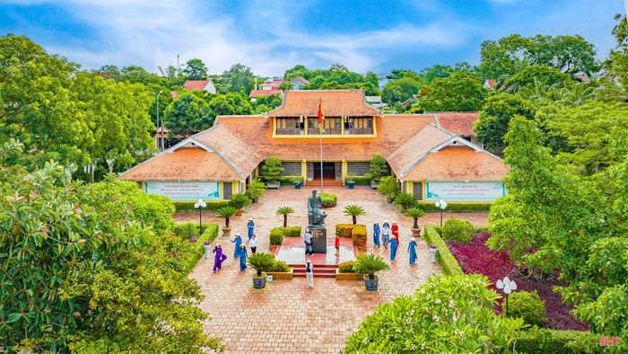 Không gian văn hóa núi Hồng đã kiến tạo nên nhiều làng quê khoa bảng, văn hóa. Ảnh: Khu lưu niệm Đại thi hào Nguyễn Du tại xã Tiên Điền.