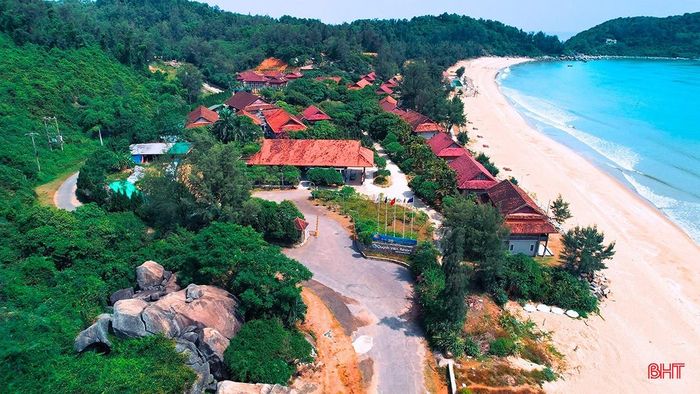 Bãi biển Quỳnh Viên bên núi Nam Giới thuộc xã Thạch Khê.