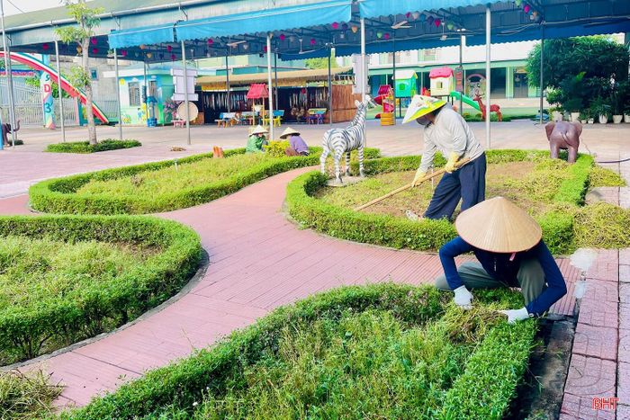 Giáo viên dọn dẹp, chỉnh trang khuôn viên trường học, chuẩn bị cho năm học mới.