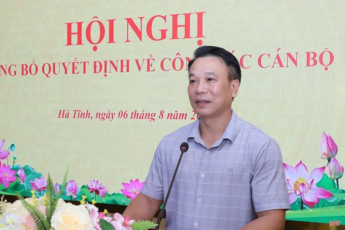 Đồng chí Nguyễn Huy Hùng - Chánh Văn phòng Đoàn ĐBQH và HĐND tỉnh công bố quyết định.