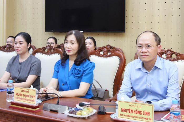 Đồng chí Nguyễn Hồng Lĩnh - Phó Bí thư Thường trực Tỉnh ủy, Chủ tịch HĐND tỉnh và đại biểu dự hội nghị.