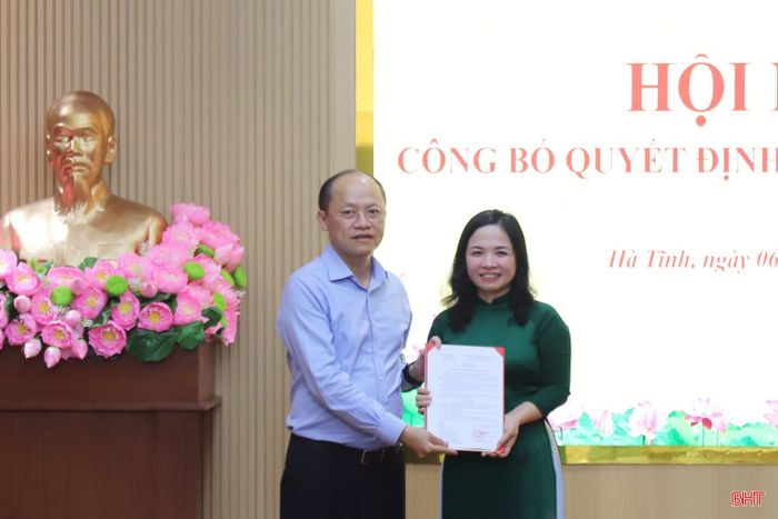Đồng chí Nguyễn Hồng Lĩnh - Phó Bí thư Thường trực Tỉnh ủy, Chủ tịch HĐND tỉnh trao quyết định bổ nhiệm cho tân Phó Chánh Văn phòng Đoàn ĐBQH và HĐND tỉnh.