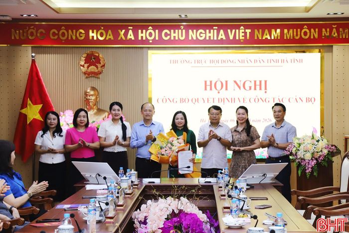 Lãnh đạo HĐND tỉnh tặng hoa chúc mừng tân Phó Chánh Văn phòng Đoàn ĐBQH và HĐND tỉnh.