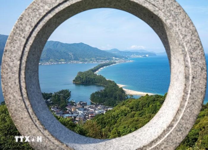 Amanohashidate mang lại trải nghiệm mới mẻ cho du khách đã quen thuộc với Kyoto với những ngôi chùa cổ kính. (Ảnh: Xuân Giao/TTXVN)