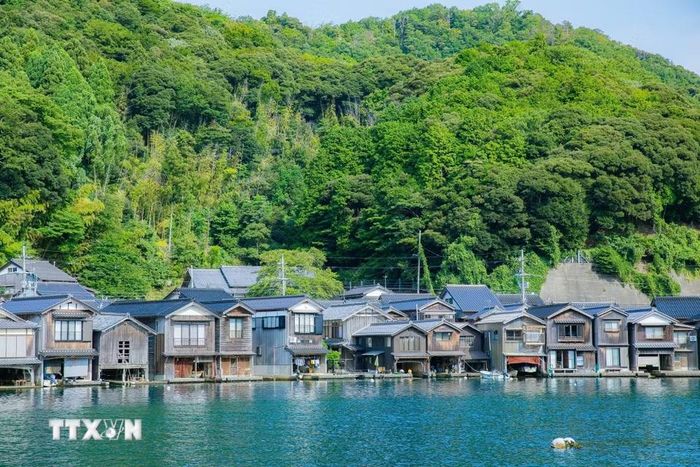 Hệ thống Funaya (nhà thuyền) được bảo tồn gần như nguyên vẹn là nét đẹp độc đáo của Ine. (Ảnh: Xuân Giao/TTXVN)