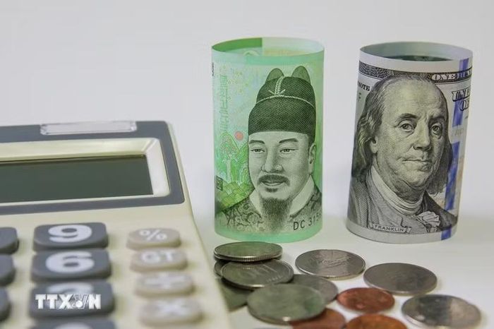 Đồng tiền giấy won của Hàn Quốc (trái) và USD tại Seoul (Hàn Quốc). (Ảnh: THX/TTXVN)