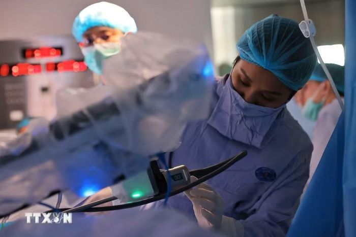 Ê kíp chuẩn bị thực hiện phẫu thuật nội soi Robot cho bệnh nhân ung thư buồng trứng. (Ảnh: Minh Quyết/TTXVN)