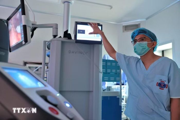 Đây cũng là một trong những hoạt động ứng dụng phát triển khoa học, công nghệ, đổi mới sáng tạo và chuyển đổi số quốc gia áp dụng trong ngành y tế theo tinh thần của Nghị quyết số 57-NQ/TW ngày 22/12/2024 của Bộ Chính trị về “Đột phá phát triển khoa học, công nghệ, đổi mới sáng tạo và chuyển đổi số quốc gia.” (Ảnh: Minh Quyết/TTXVN)
