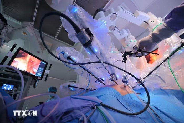 Đây cũng là một trong những hoạt động ứng dụng phát triển khoa học, công nghệ, đổi mới sáng tạo và chuyển đổi số quốc gia áp dụng trong ngành y tế theo tinh thần của Nghị quyết số 57-NQ/TW ngày 22/12/2024 của Bộ Chính trị về “Đột phá phát triển khoa học, công nghệ, đổi mới sáng tạo và chuyển đổi số quốc gia.” (Ảnh: Minh Quyết/TTXVN)