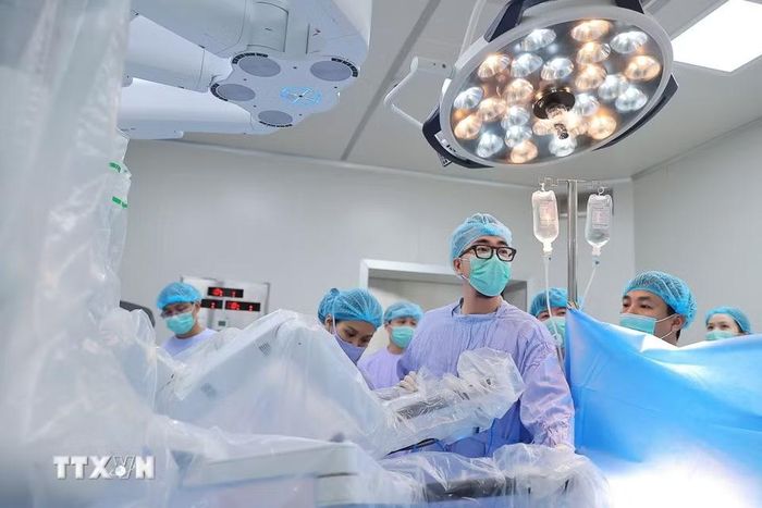 Những cánh tay robot là công cụ đắc lực hỗ trợ phẫu thuật viên thao tác chính xác từng milimet. (Ảnh: Minh Quyết/TTXVN)
