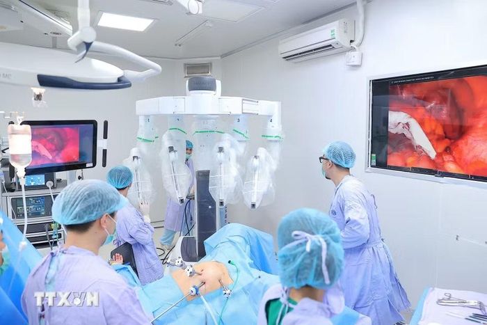 Hiện nay, với sự phát triển của điều trị đa mô thức kết hợp hóa trị, xạ trị và phẫu thuật cùng sự hỗ trợ của hệ thống robot Da Vinci, nhiều người bệnh có cơ hội được điều trị triệt căn với độ chính xác cao hơn, giảm sang chấn và phục hồi nhanh hơn. (Ảnh: Minh Quyết/TTXVN)