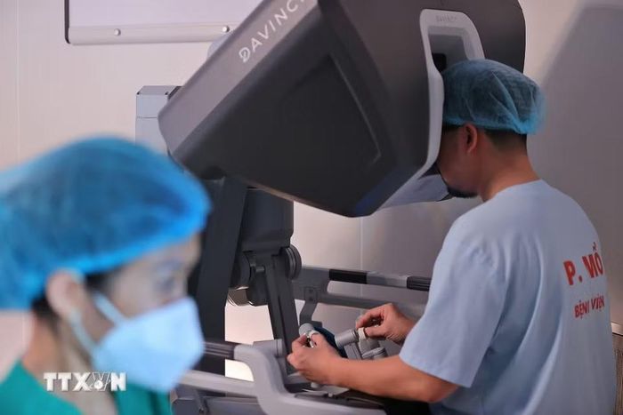 Bác sỹ bệnh viện K thực hiện phẫu thuật nội soi Robot cho bệnh nhân ung thư buồng trứng. (Ảnh: Minh Quyết/TTXVN)