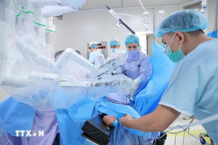 Ê kíp chuẩn bị thực hiện phẫu thuật nội soi Robot cho bệnh nhân ung thư buồng trứng. (Ảnh: Minh Quyết/TTXVN)