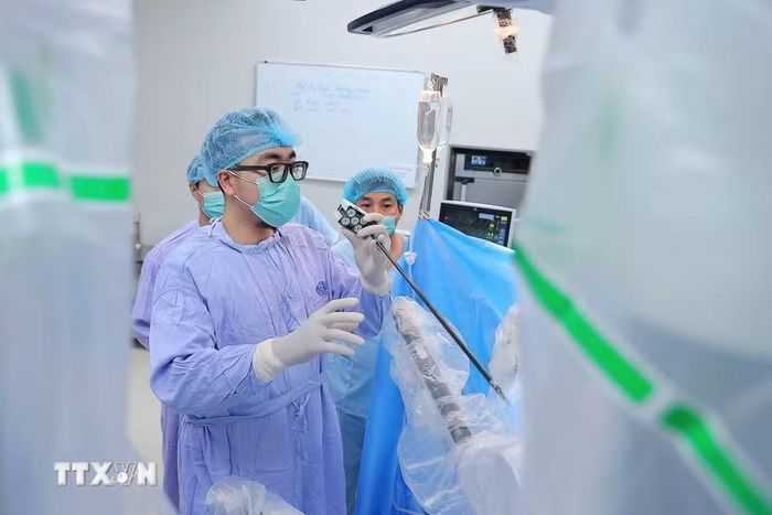 Ê kíp chuẩn bị thực hiện phẫu thuật nội soi Robot cho bệnh nhân ung thư buồng trứng. (Ảnh: Minh Quyết/TTXVN)