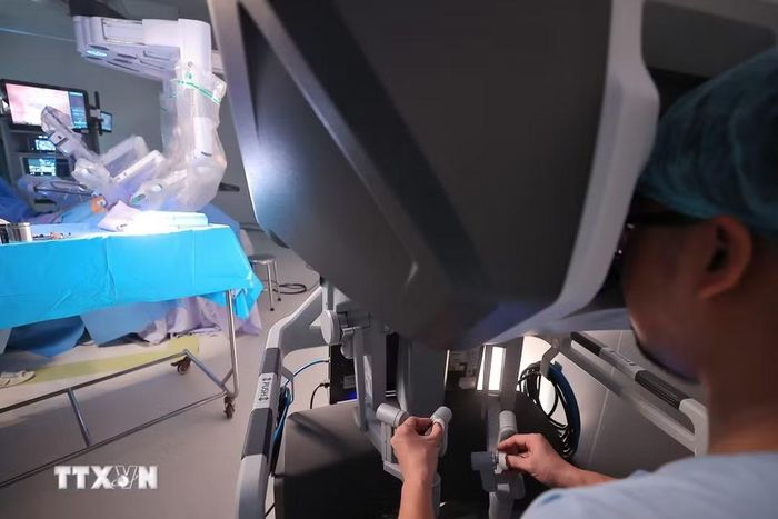 Những cánh tay robot là công cụ đắc lực hỗ trợ phẫu thuật viên thao tác chính xác từng milimet. (Ảnh: Minh Quyết/TTXVN)