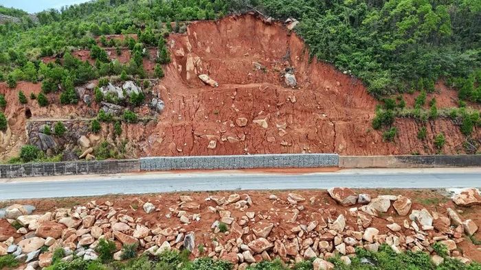 Đất đá từng nhiều lần tràn xuống trên tuyến đường tỉnh 547 thuộc khu vực thôn Kim Sơn, xã Kỳ Xuân sau mưa lớn. (Ảnh: Hữu Quyết/TTXVN)