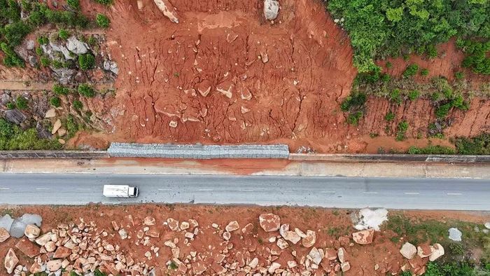 Người dân thôn Kim Sơn, xã Kỳ Xuân mong sớm xử lý dứt điểm các điểm sạt lở để bảo đảm an toàn khi lưu thông. (Ảnh: Hữu Quyết/TTXVN)