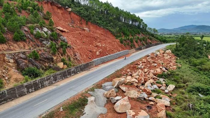 Đất đá từng nhiều lần tràn xuống mặt đường đoạn qua thôn Kim Sơn, xã Kỳ Xuân gây ảnh hưởng đến giao thông. (Ảnh: Hữu Quyết/TTXVN)