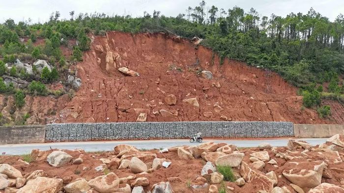 Người dân thôn Kim Sơn, xã Kỳ Xuân mong sớm xử lý dứt điểm các điểm sạt lở để bảo đảm an toàn khi lưu thông. (Ảnh: Hữu Quyết/TTXVN)
