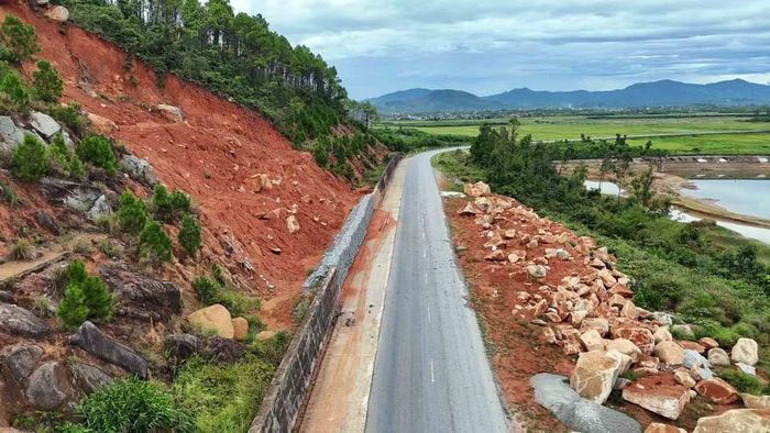 Điểm sạt lở trên đường tỉnh 547 (đường ven biển) đoạn qua thôn Kim Sơn, xã Kỳ Xuân. (Ảnh: Hữu Quyết/TTXVN)