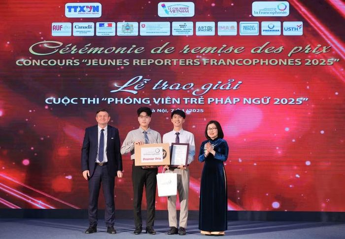 Trao giải cho thí sinh trong Cuộc thi Phóng viên trẻ Pháp ngữ năm 2025. (Ảnh: Ban tổ chức)