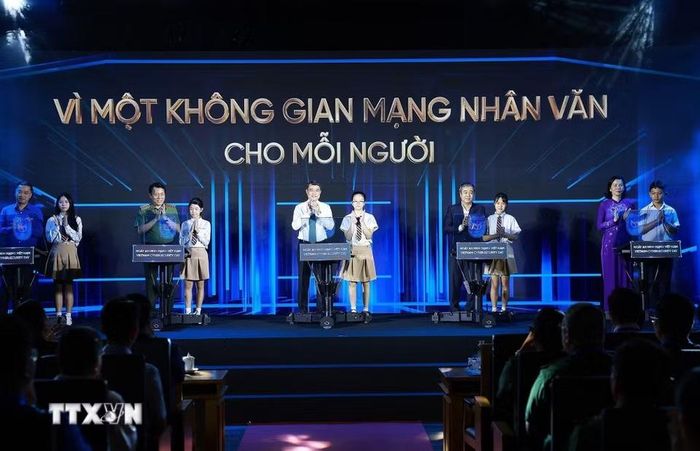 Thủ tướng Lê Minh Hưng và các đại biểu thực hiện nghi thức hưởng ứng Ngày An ninh mạng Việt Nam. (Ảnh: Phạm Kiên/TTXVN)
