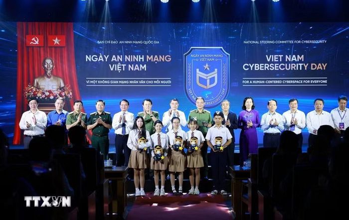 Thủ tướng Lê Minh Hưng và các đại biểu tham dự Lễ phát động hưởng ứng ngày An ninh mạng Việt Nam với thông điệp “Vì một không gian mạng nhân văn cho mỗi người". (Ảnh: Dương Giang/TTXVN)