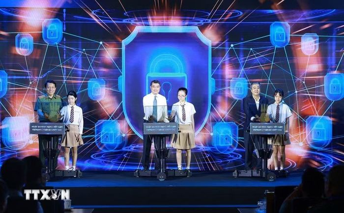 Thủ tướng Lê Minh Hưng và các đại biểu phát động hưởng ứng Ngày An ninh mạng Việt Nam với thông điệp “Vì một không gian mạng nhân văn cho mỗi người". (Ảnh: Dương Giang/TTXVN)