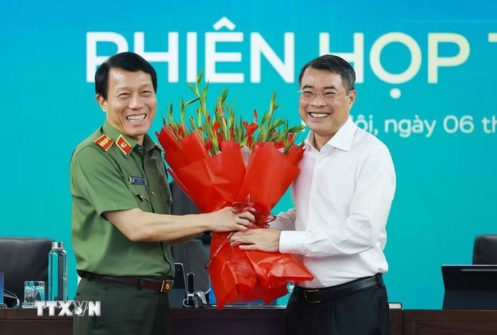 Đại tướng Lương Tam Quang, Bộ trưởng Bộ Công an, Phó Trưởng ban Thường trực Ban Chỉ đạo An ninh mạng Quốc gia tặng hoa chúc mừng Thủ tướng Lê Minh Hưng, Trưởng Ban Chỉ đạo An ninh mạng Quốc gia. (Ảnh: Dương Giang/TTXVN)
