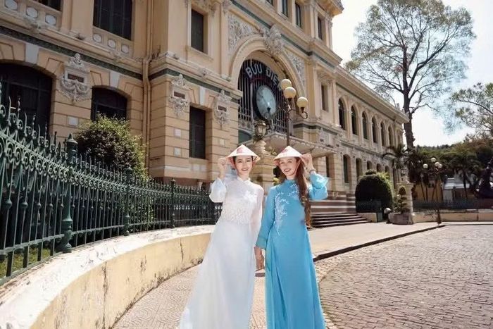 Du khách quốc tế "check-in" một trong những biểu tượng giúp nhận diện điểm đến Thành phố Hồ Chí Minh. (Ảnh: CTV/Vietnam+)