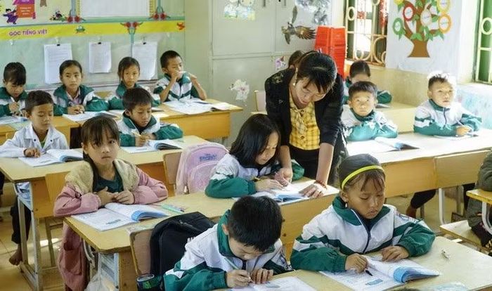 Cô và trò trong một tiết học. (Nguồn: TTXVN)